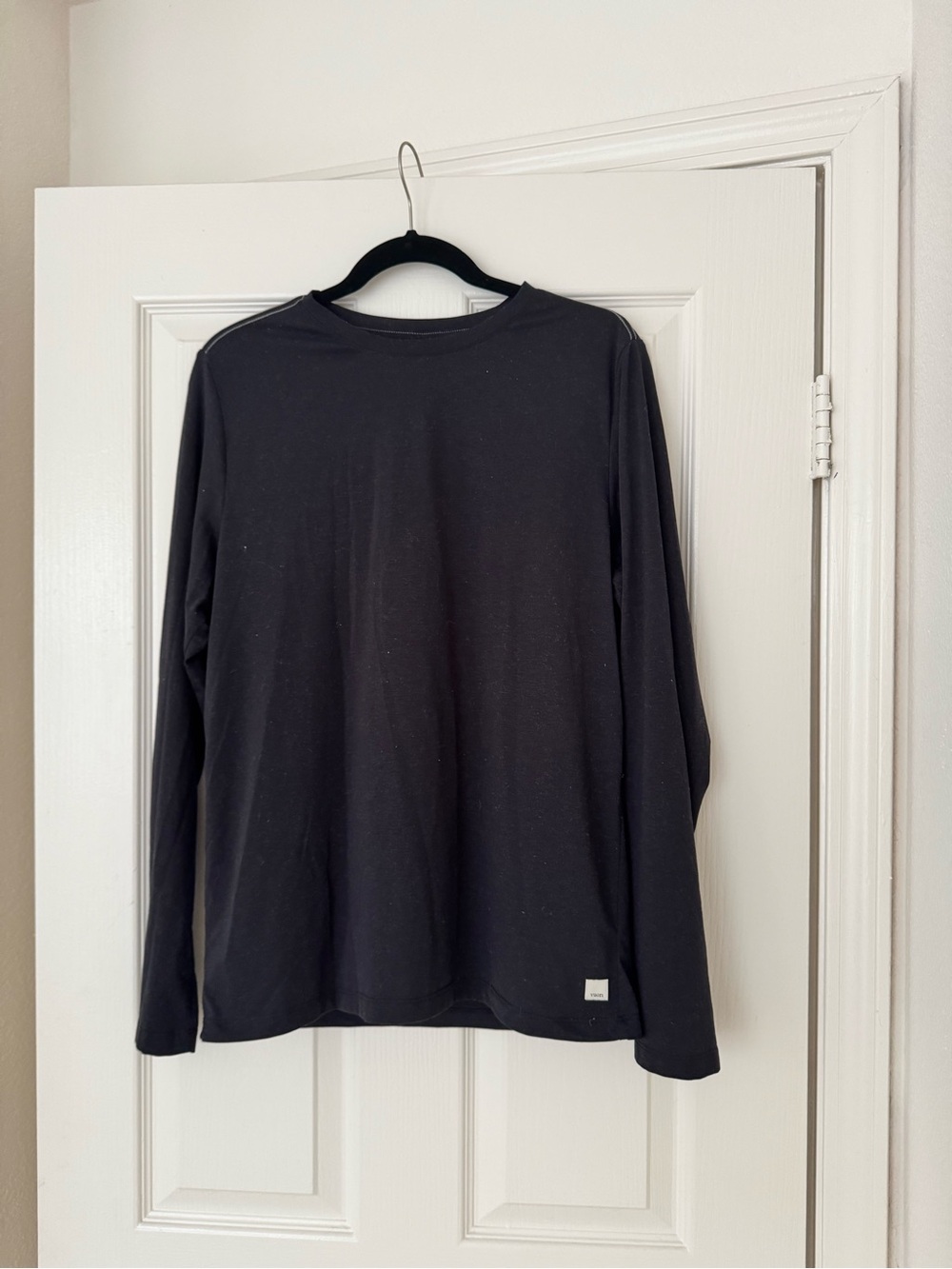 Vuori cotton Men's Long Sleeve Crewneck Shirt - Black. Medium